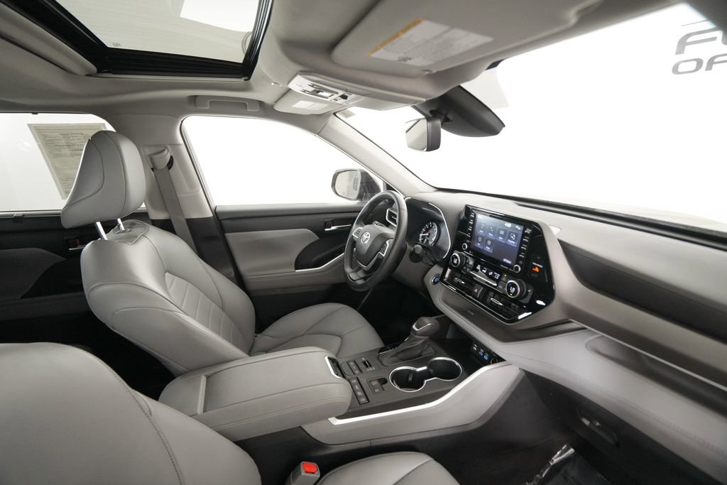 Used 2022 Toyota Highlander XLE AWD/4WD image 20