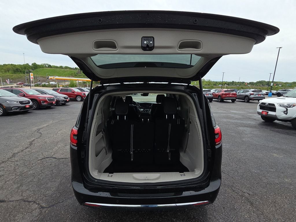 Used 2023 Chrysler Pacifica Touring-L FWD image 30