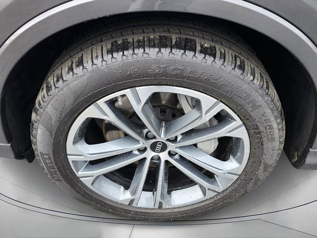 Certified 2025 Audi Q7 2.0T Premium w/ Convenience Plus Package image 9