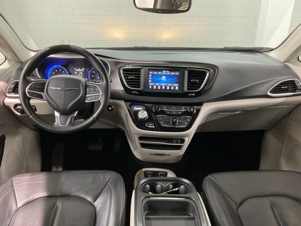 Used 2020 Chrysler Pacifica Touring-L FWD image 6