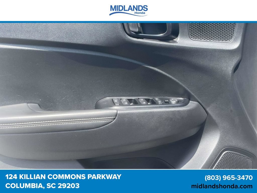 Used 2023 Hyundai Venue Limited FWD image 14