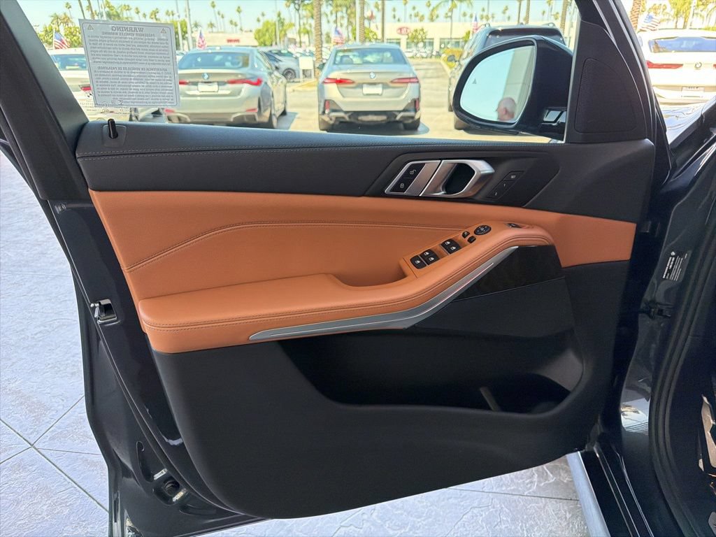 Used 2022 BMW X5 xDrive40i w/ M Sport Package AWD/4WD image 8