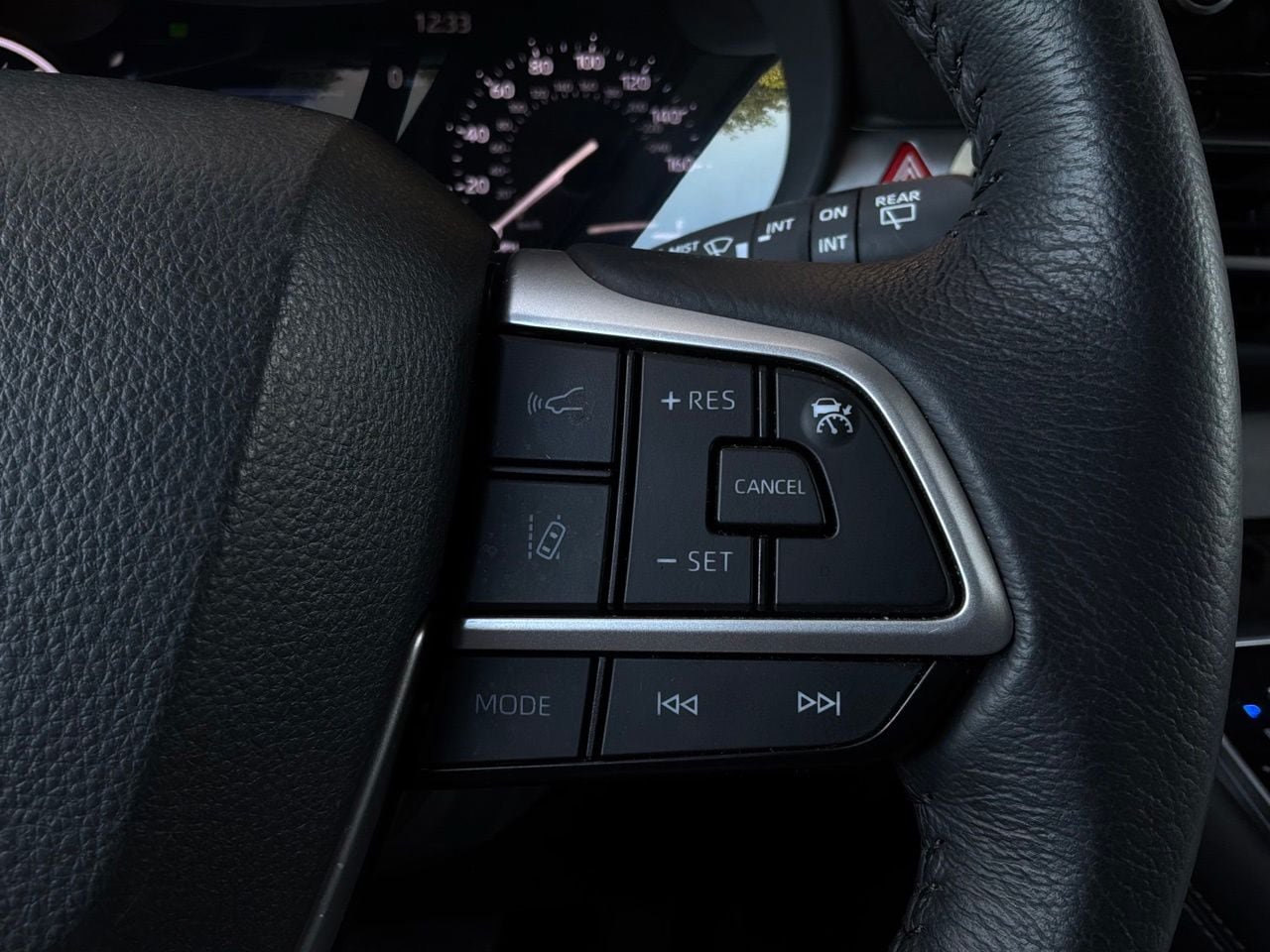 Used 2025 Toyota Sienna XLE FWD image 41