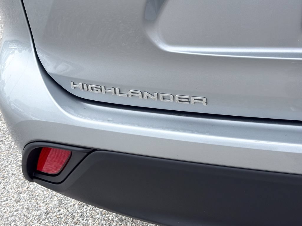Used 2025 Toyota Highlander LE FWD image 13