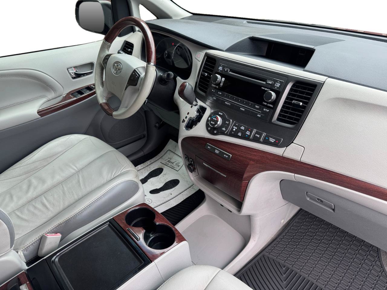 Used 2014 Toyota Sienna Limited w/ Limited Convenience Package FWD image 4