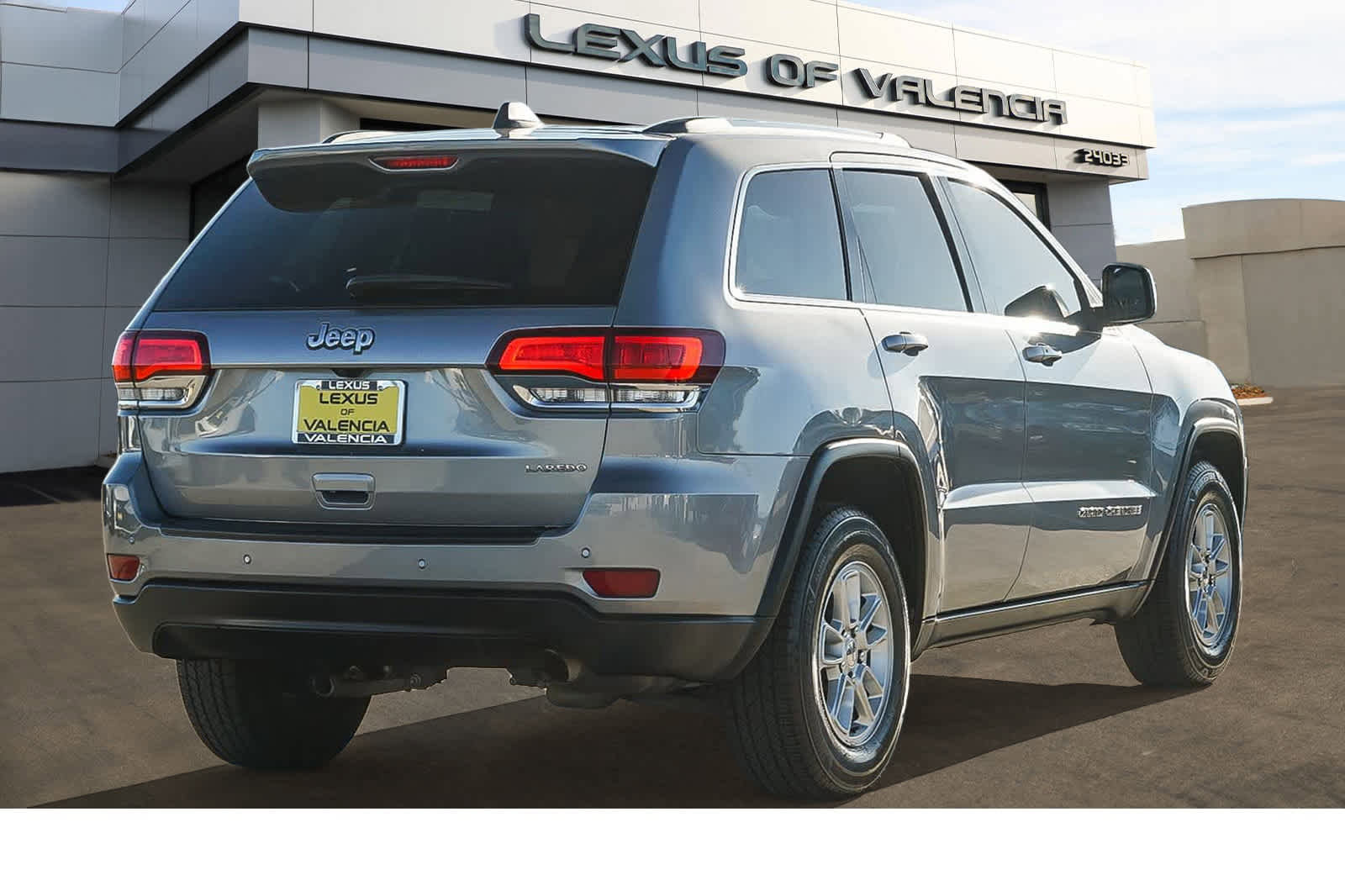 Used 2020 Jeep Grand Cherokee Laredo image 4