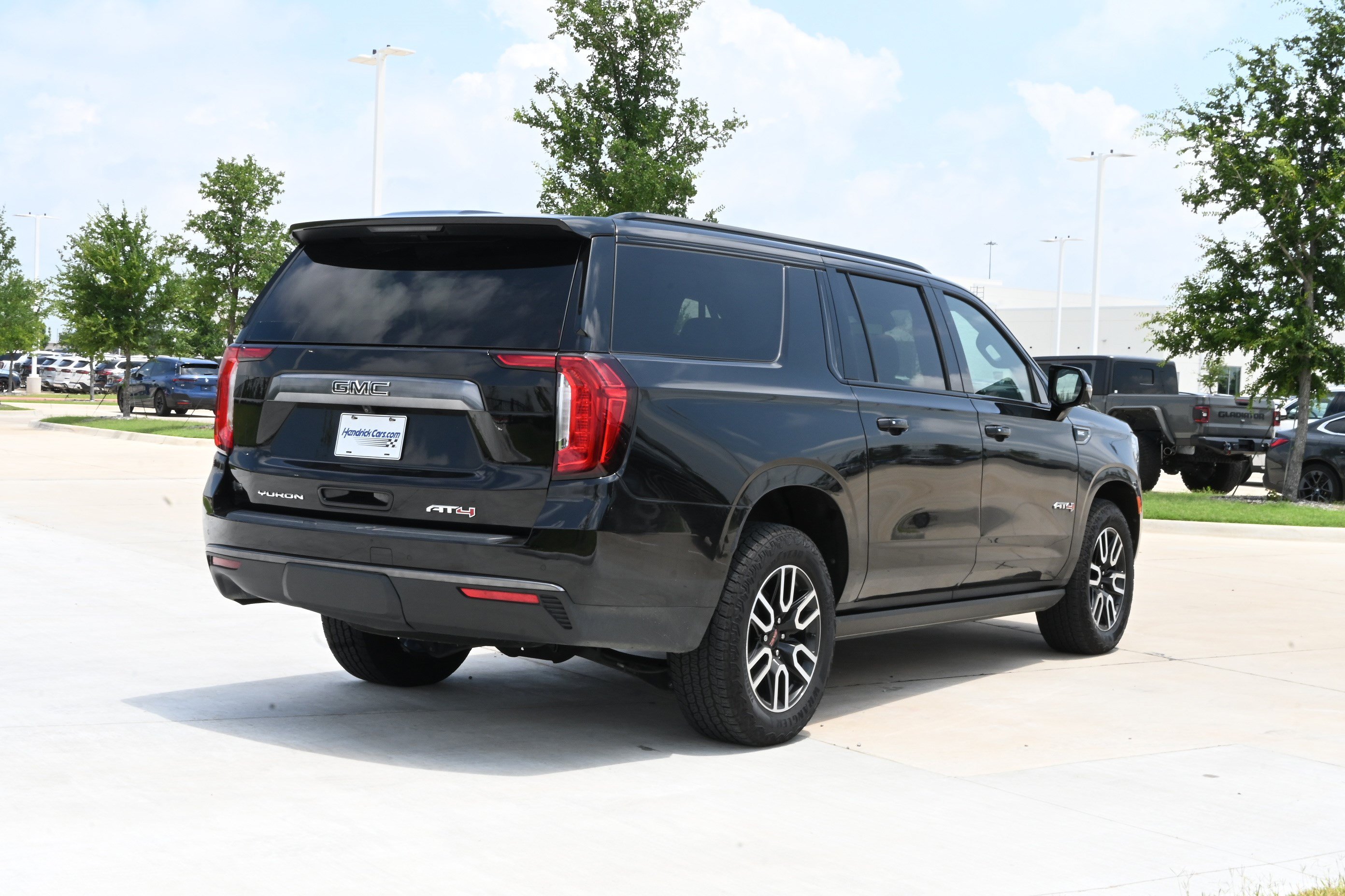 Used 2023 GMC Yukon XL AT4 w/ AT4 Premium Package AWD/4WD image 7