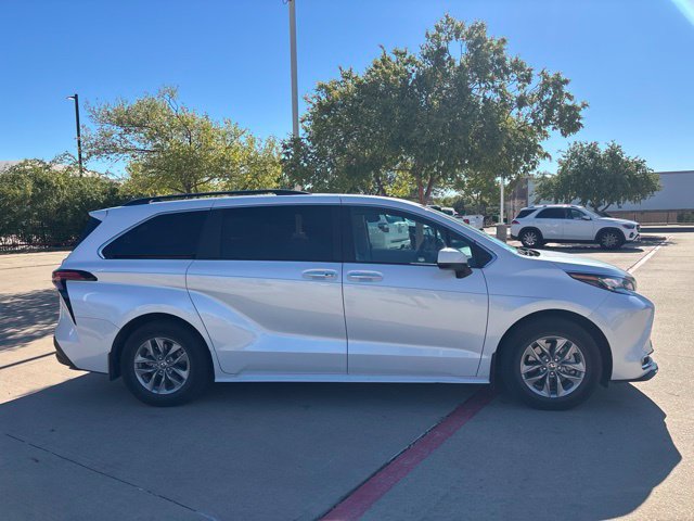 Used 2022 Toyota Sienna XLE FWD image 4