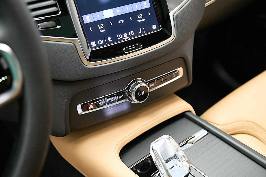 Certified 2024 Volvo XC90 T8 Ultimate w/ Protection Package Premier AWD/4WD image 19
