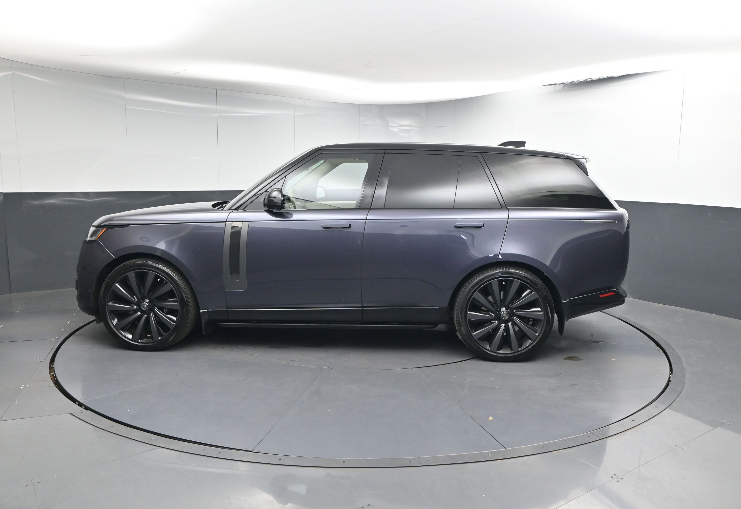 Used 2024 Land Rover Range Rover SV image 2