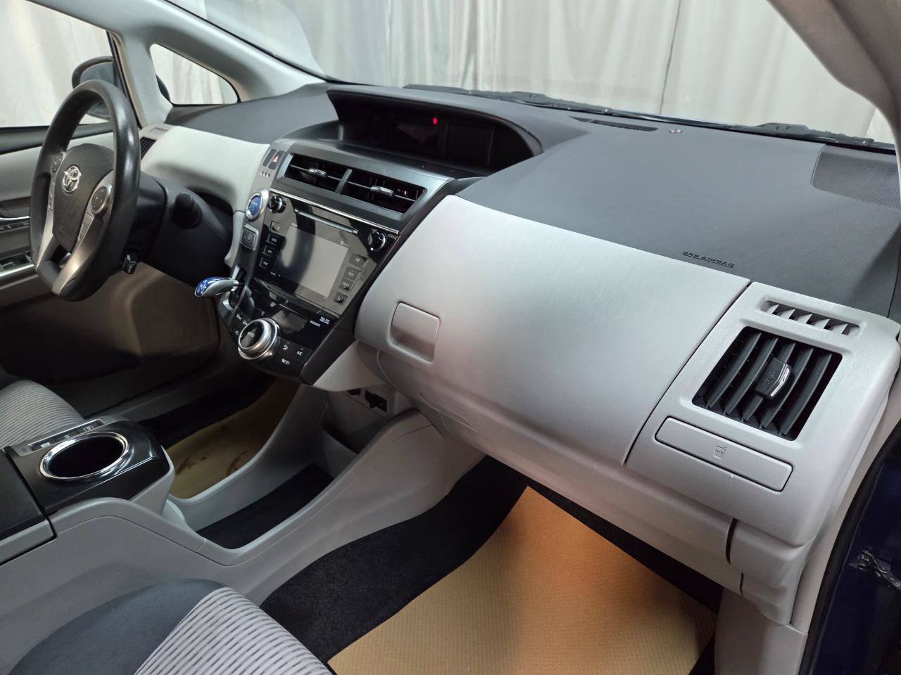 Used 2017 Toyota Prius V Three image 18