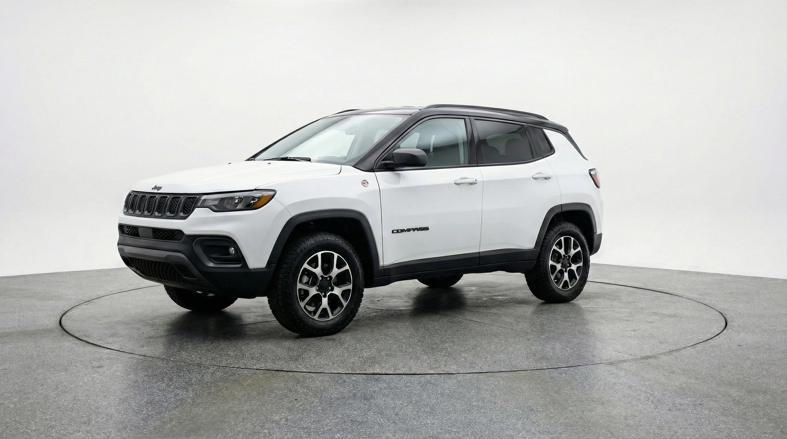Used 2025 Jeep Compass Trailhawk image 3