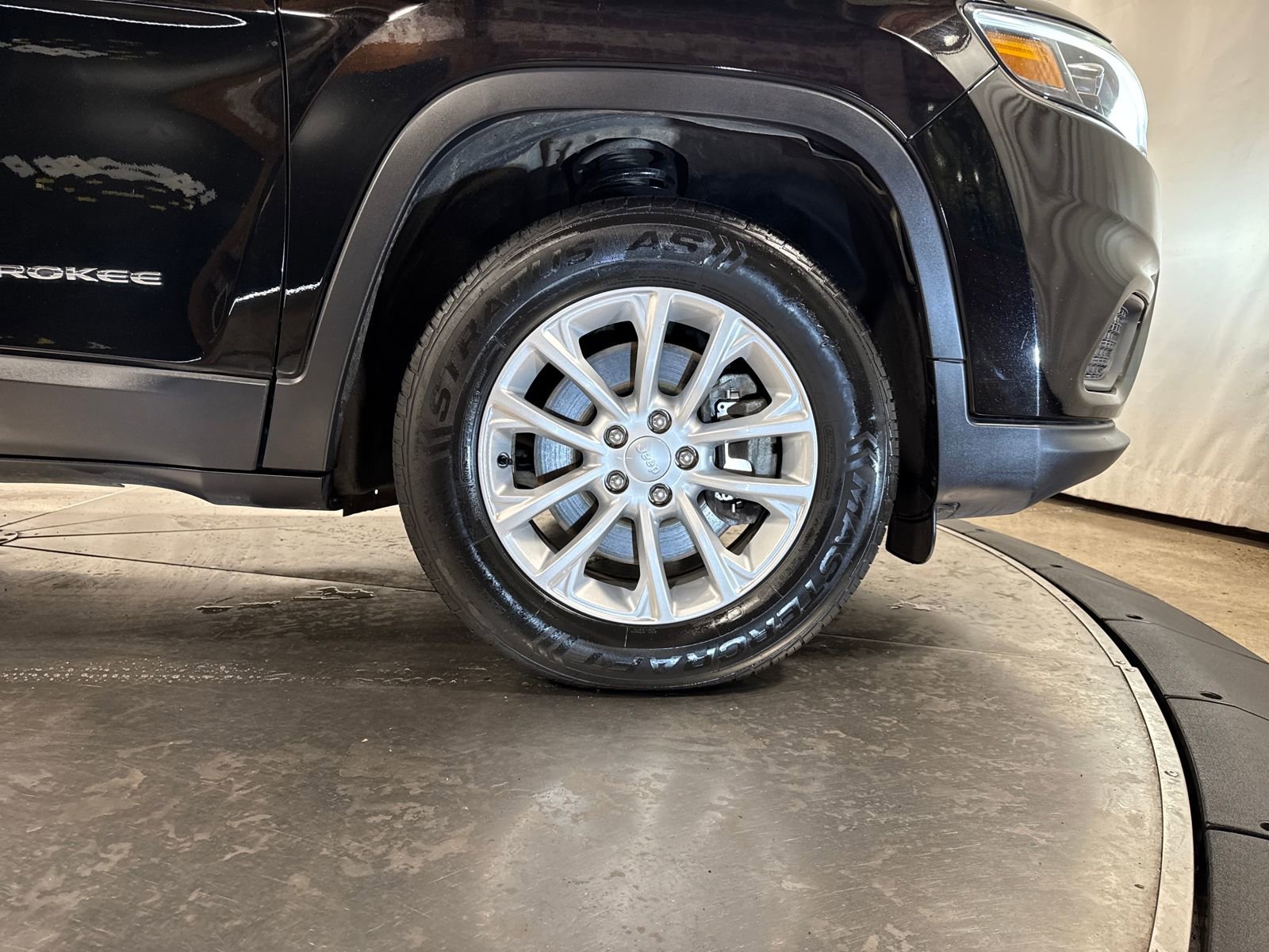 Used 2020 Jeep Cherokee Latitude w/ Cold Weather Group image 14