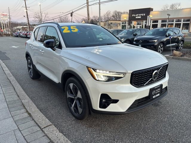 Used 2025 Volvo XC40 B5 Plus AWD/4WD image 7