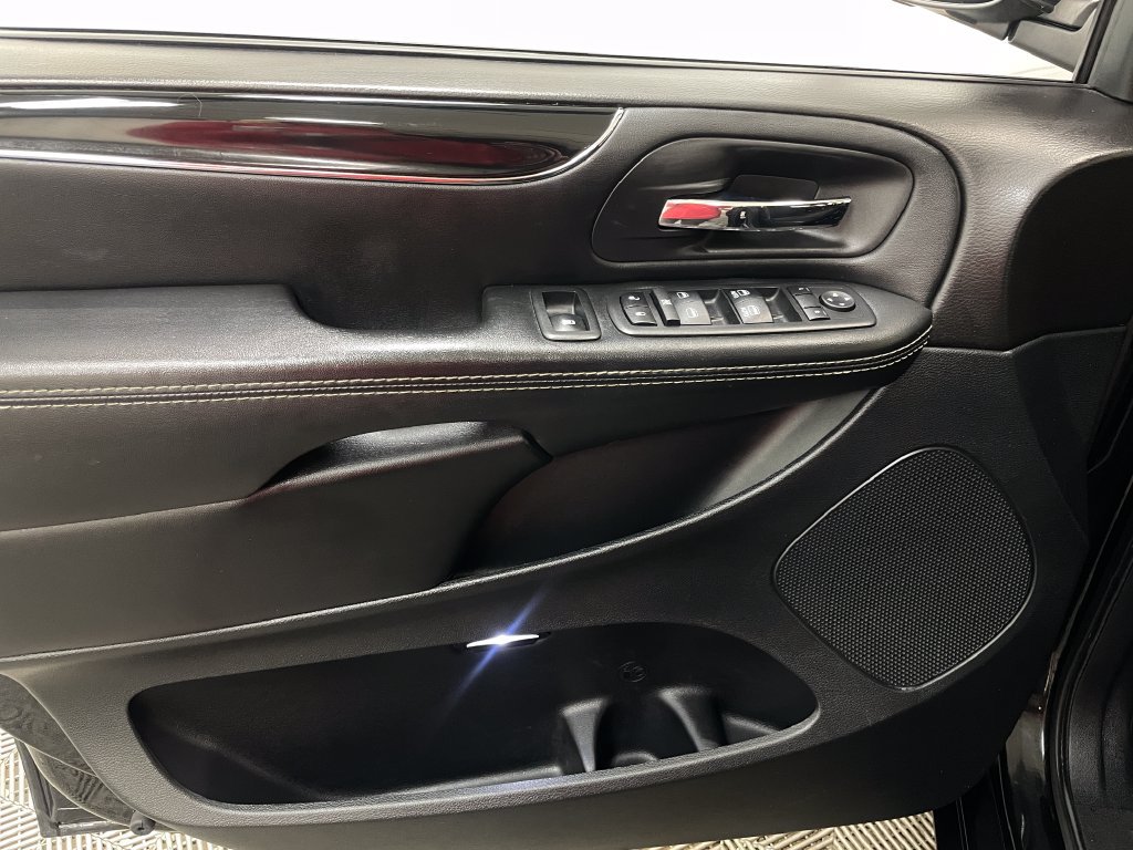 Used 2018 Dodge Grand Caravan SE FWD image 20