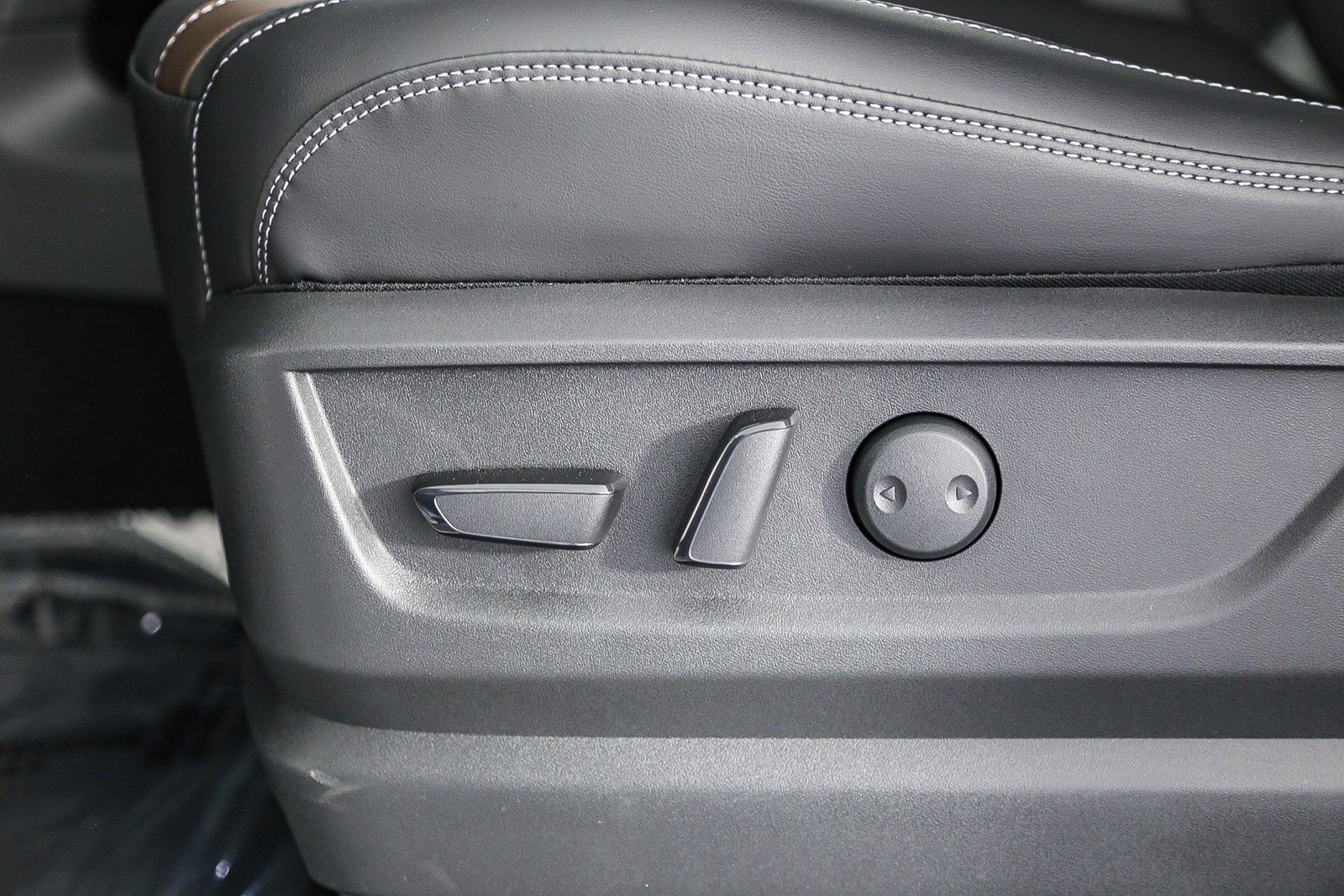 New 2025 Nissan Armada SL w/ Captain's Chari Seat Package image 26