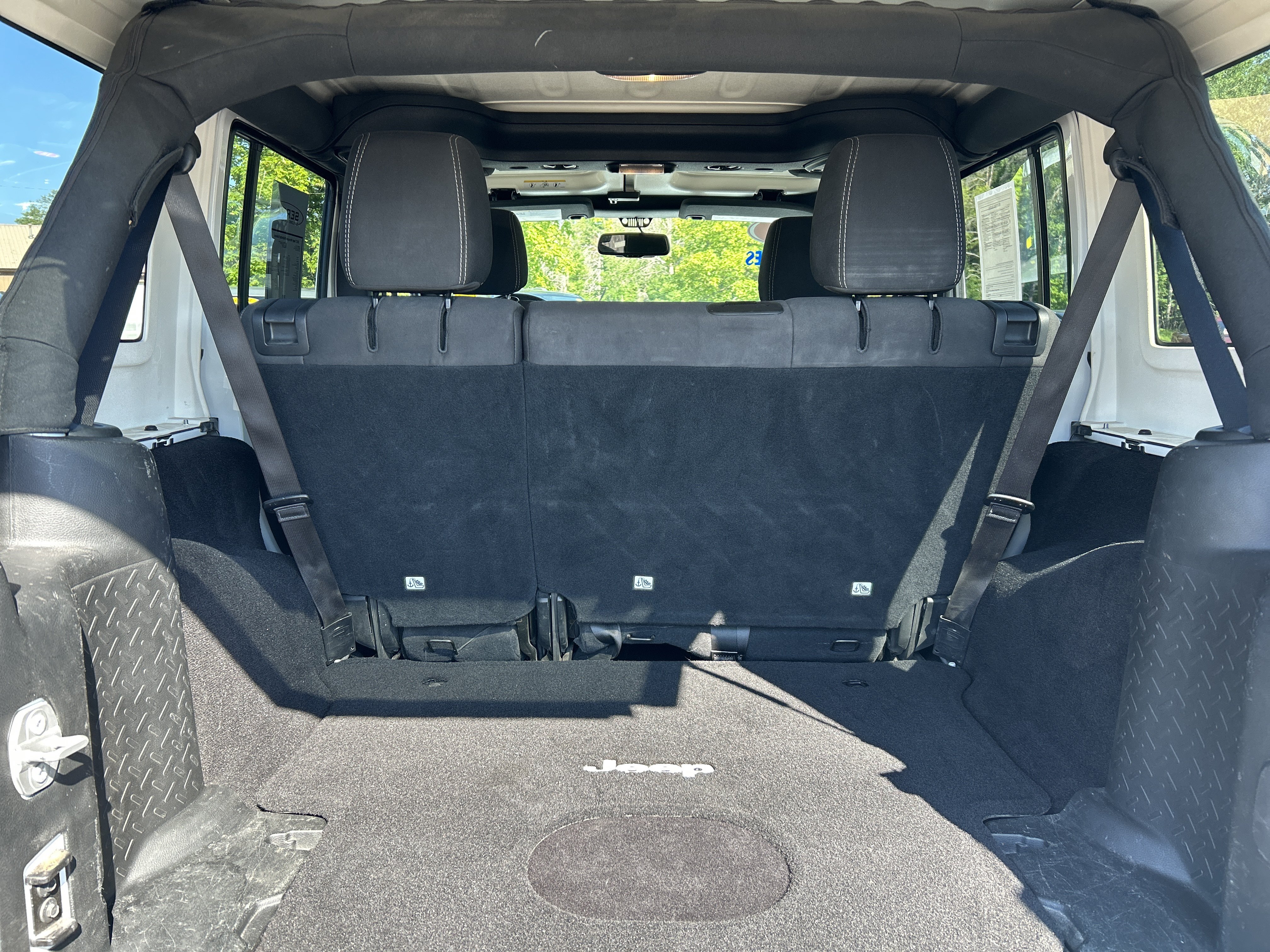 Used 2017 Jeep Wrangler Unlimited Sahara w/ Connectivity Group AWD/4WD image 9