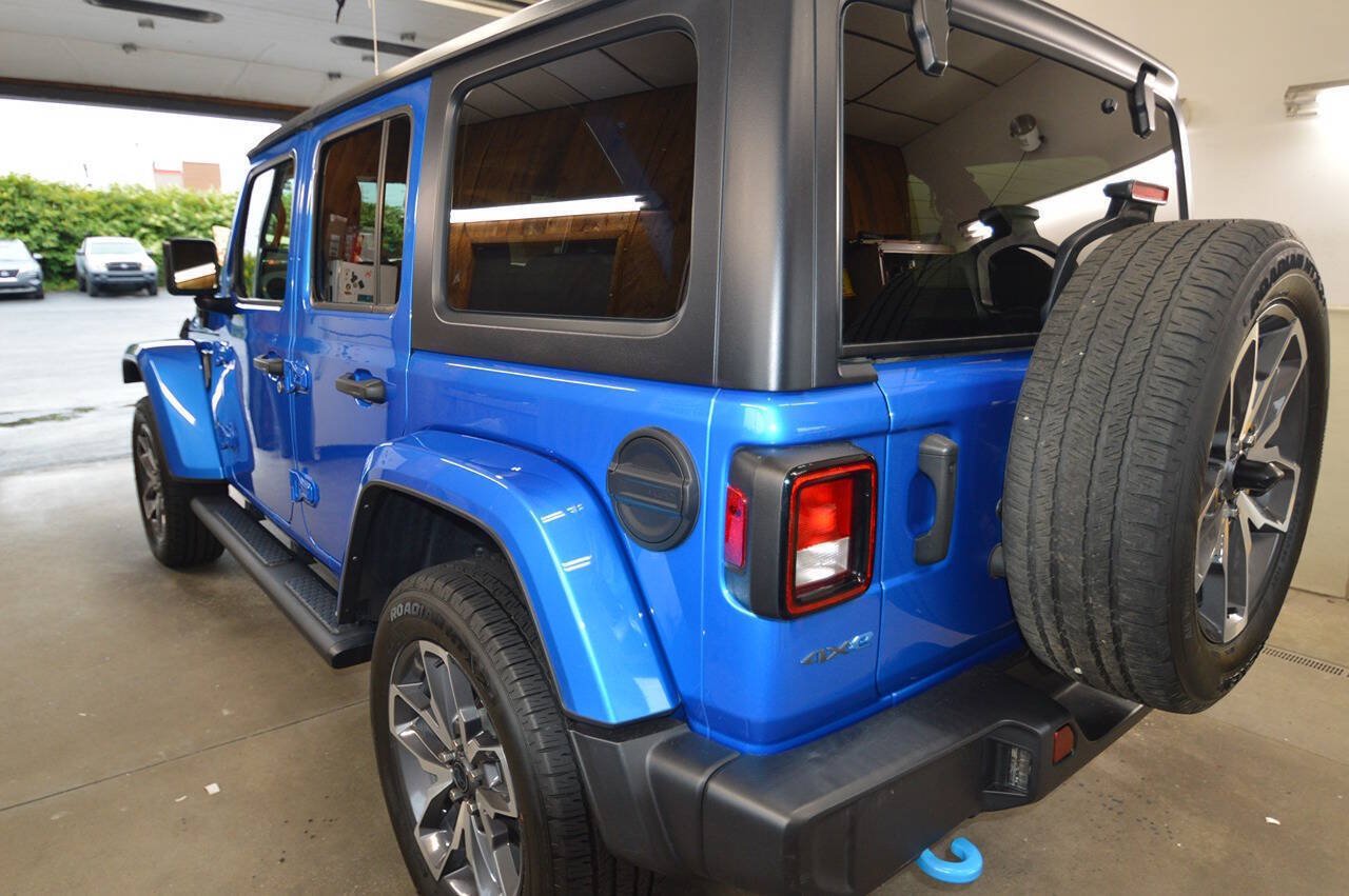 Used 2024 Jeep Wrangler Unlimited w/ Convenience Group AWD/4WD image 8
