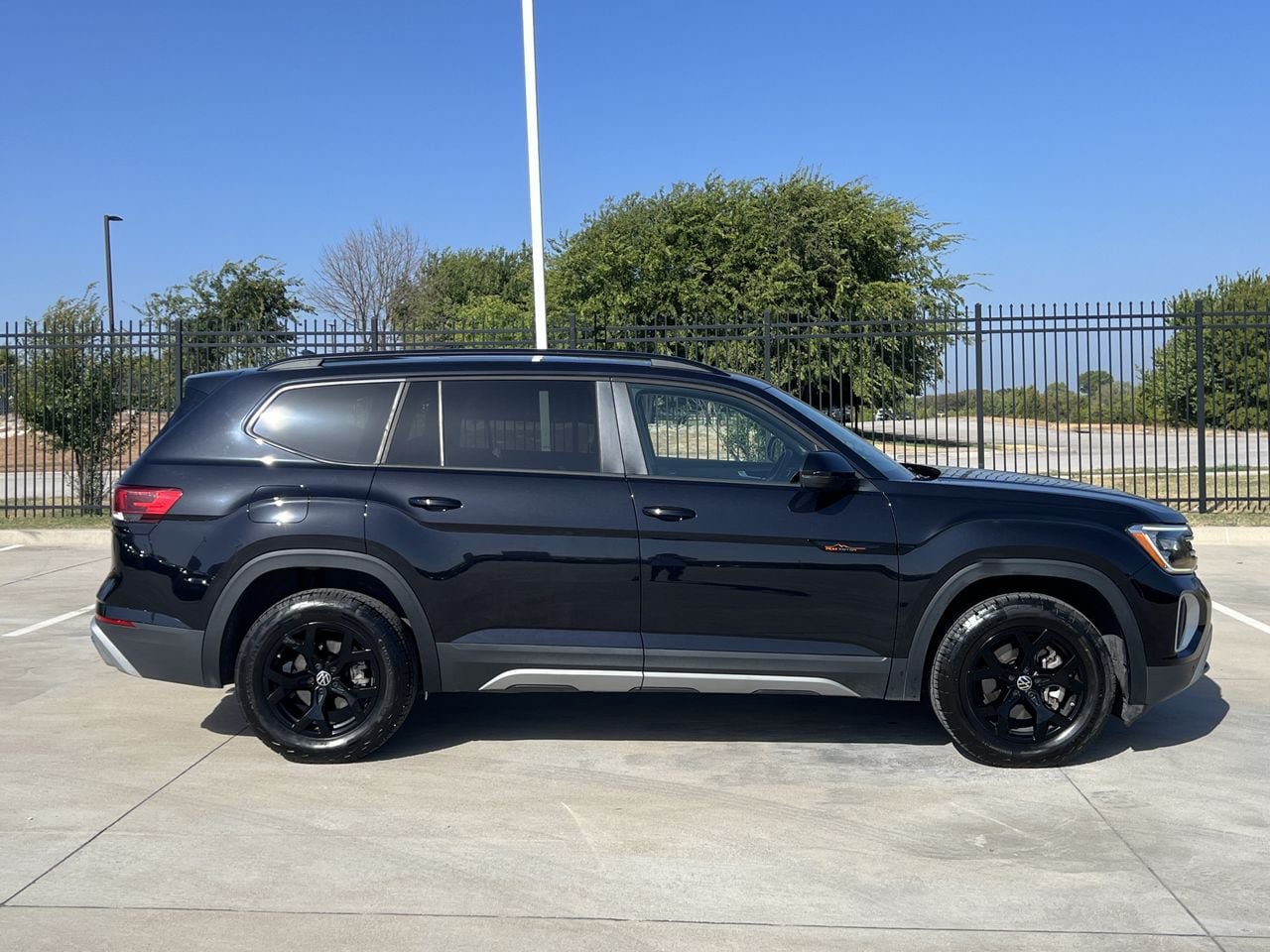 Used 2025 Volkswagen Atlas Peak Edition SE AWD/4WD image 3