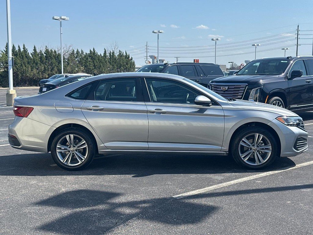 Used 2024 Volkswagen Jetta SE image 4