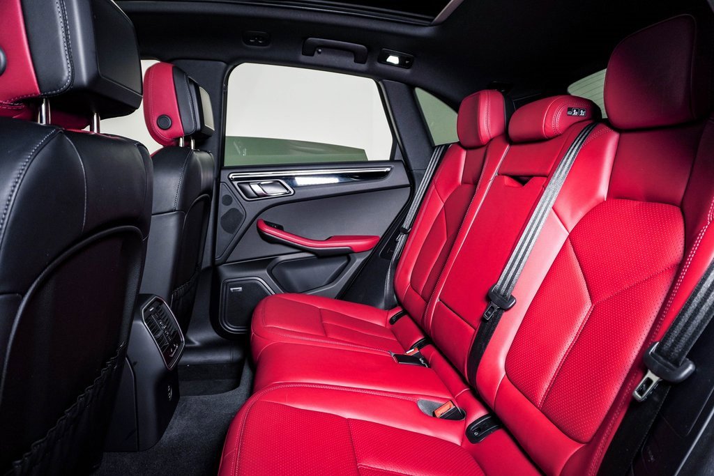 Certified 2025 Porsche Macan image 17