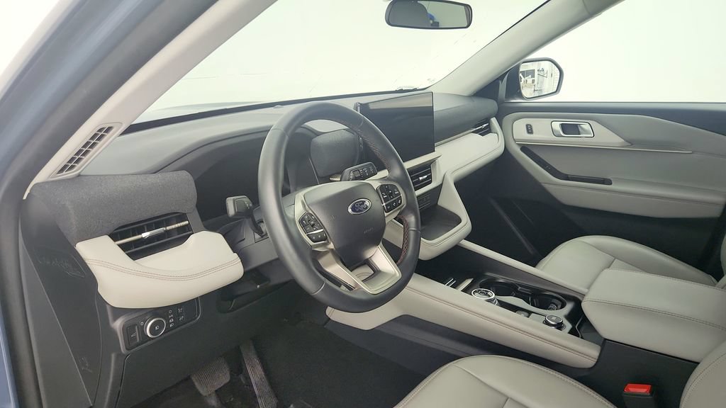 Used 2025 Ford Explorer Active w/ Active Comfort Package RWD image 14