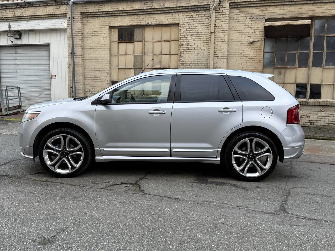 Used 2011 Ford Edge Sport w/ Driver Entry Pkg image 5