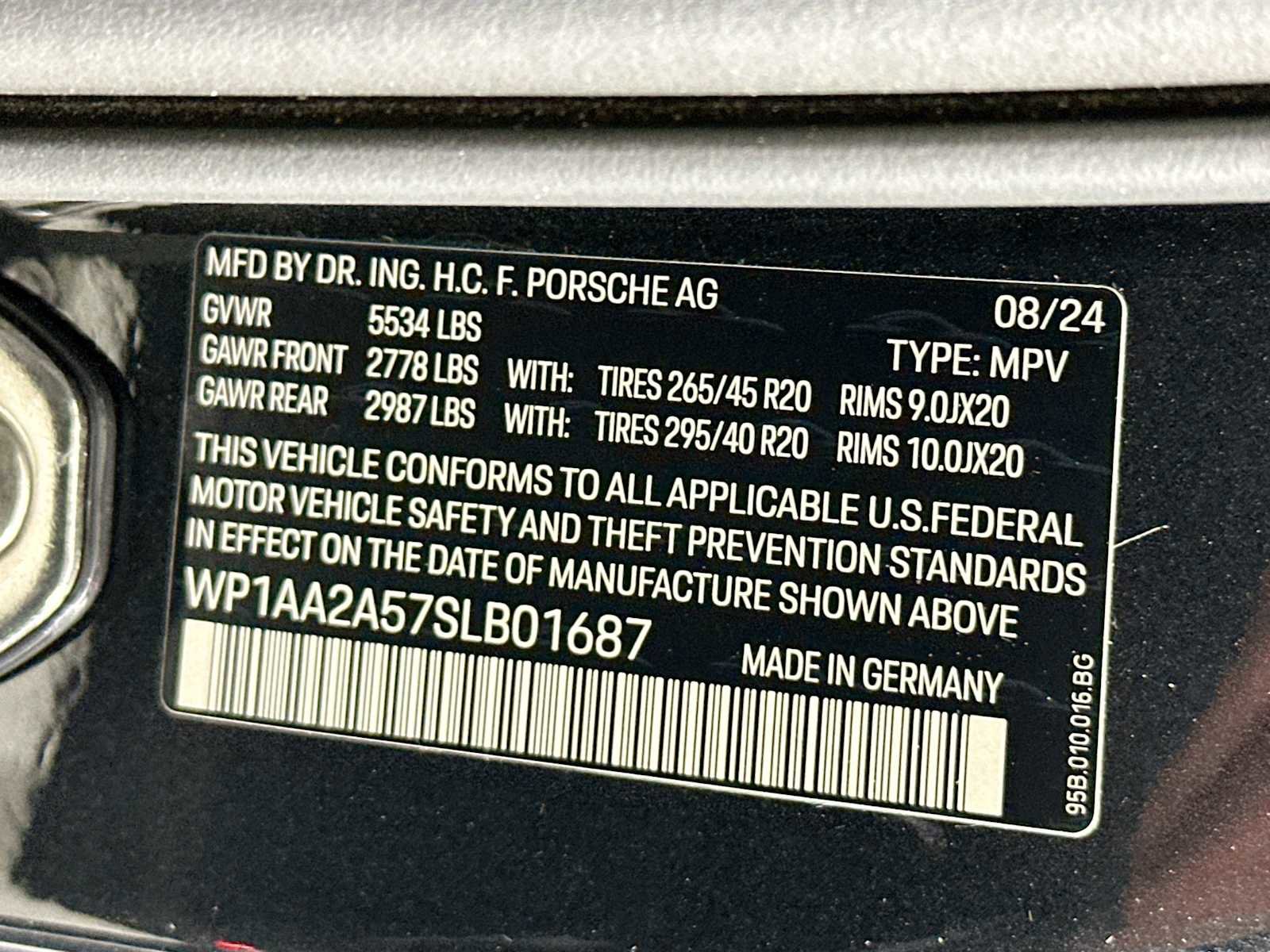 Certified 2025 Porsche Macan AWD/4WD image 32