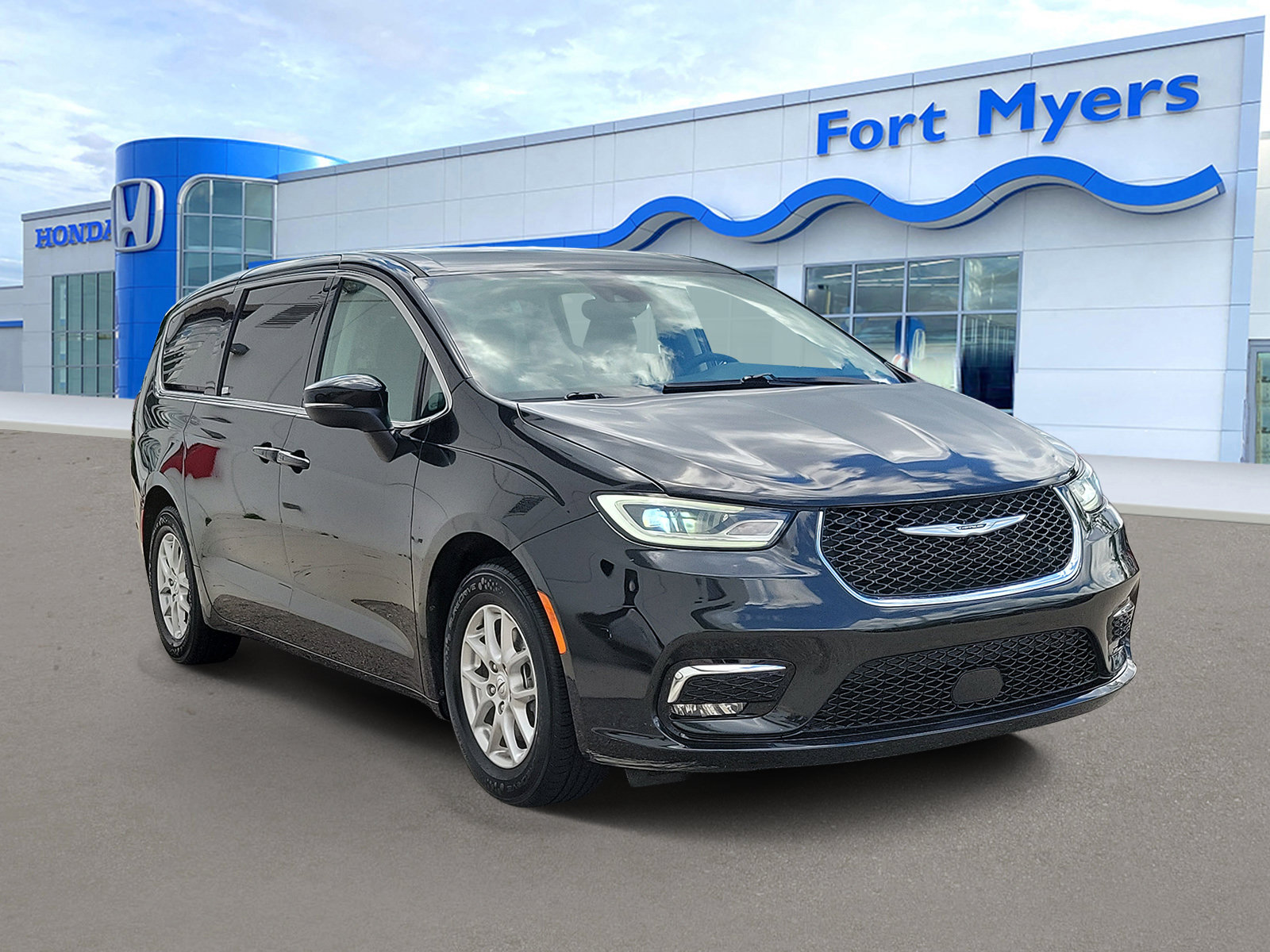 Used 2023 Chrysler Pacifica Touring-L FWD image 1