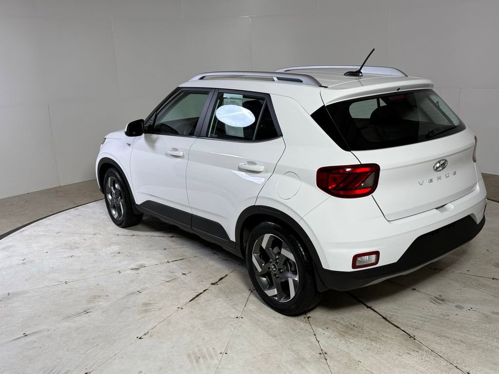 Used 2023 Hyundai Venue SEL FWD image 5