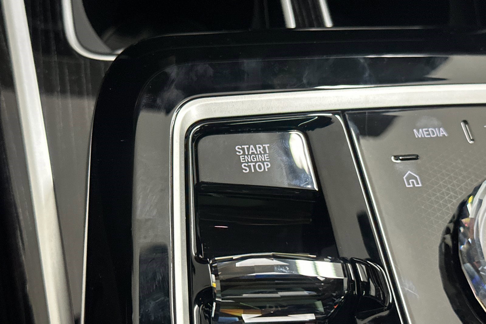 New 2026 BMW 750e xDrive w/ Executive Package image 28