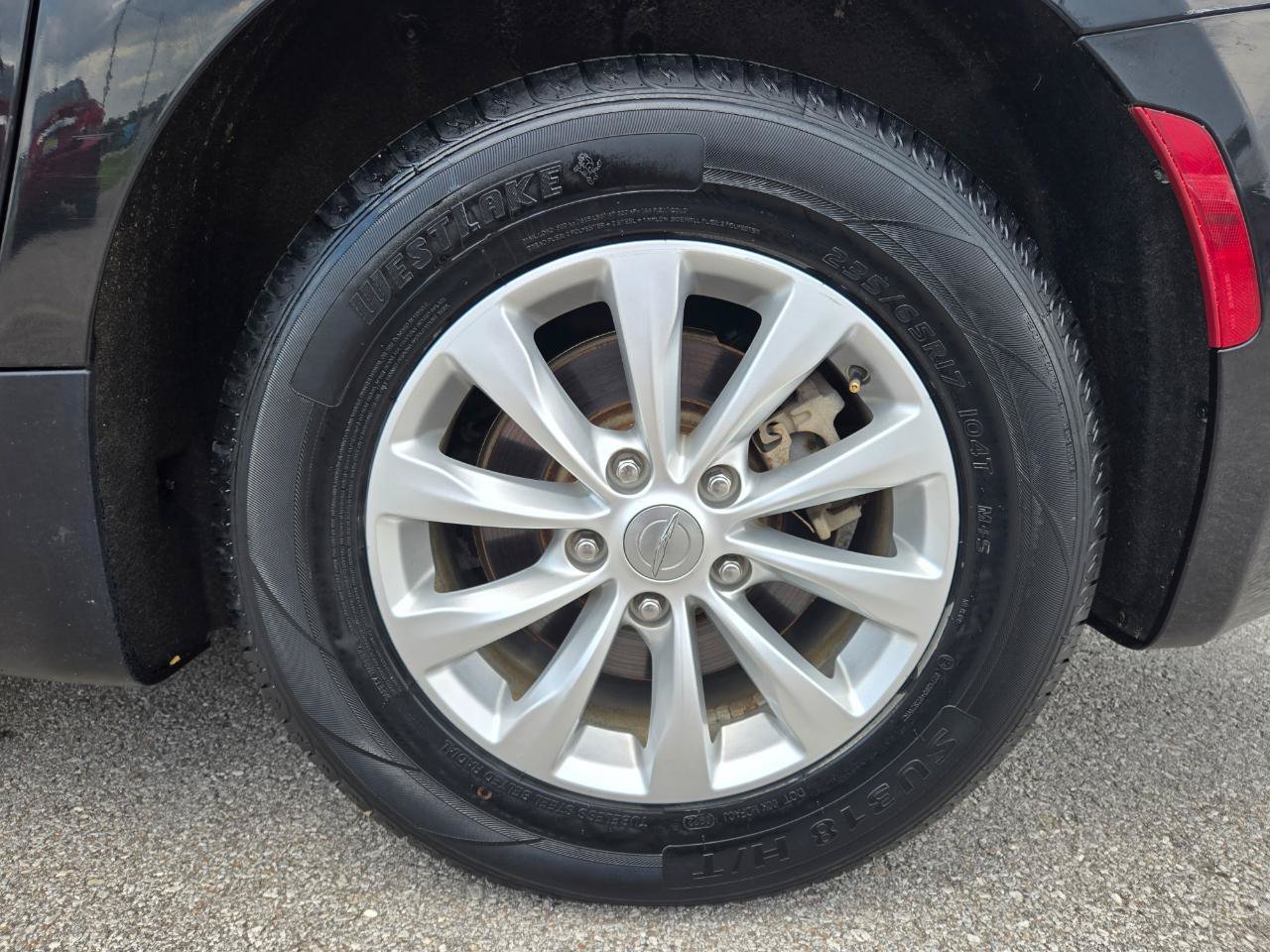 Used 2018 Chrysler Pacifica LX w/ Tire & Wheel Group FWD image 9