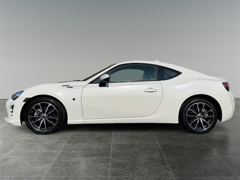 Used 2017 Toyota 86 RWD image 2