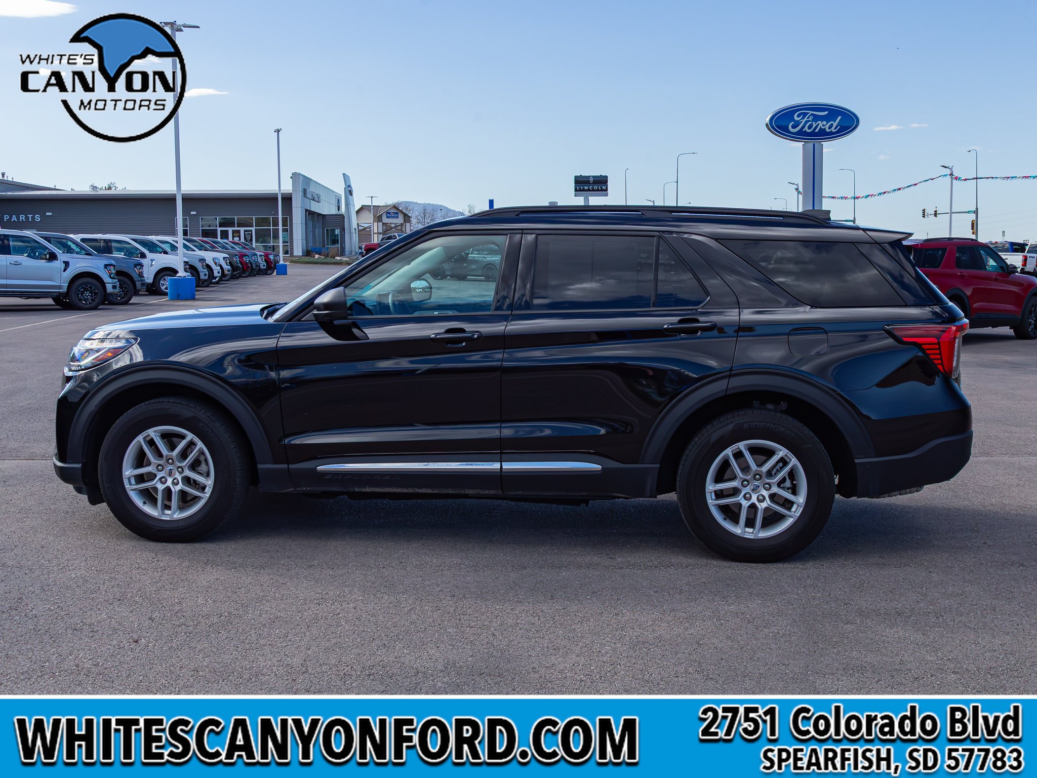 Used 2025 Ford Explorer Active AWD/4WD image 3