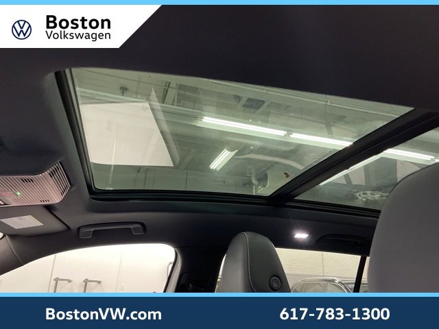 New 2025 Volkswagen Tiguan SE R-Line image 25