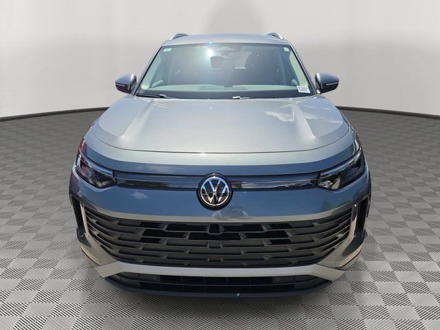 Used 2025 Volkswagen Tiguan SE FWD image 2