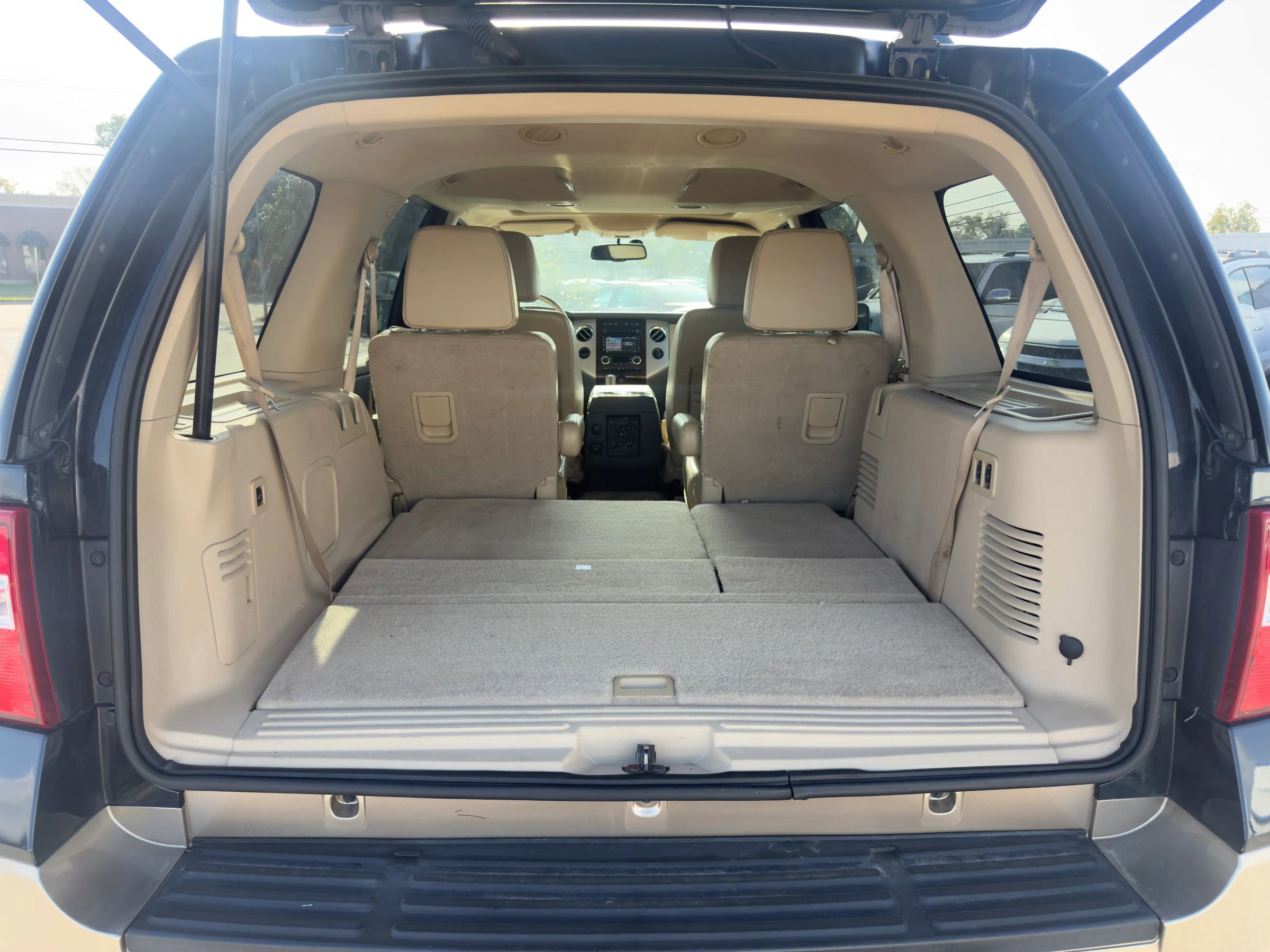 Used 2013 Ford Expedition XLT image 14