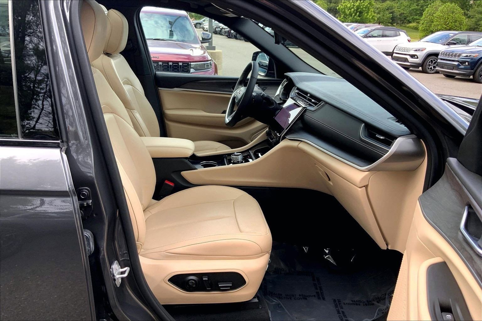 Certified 2025 Jeep Grand Cherokee L Limited w/ Luxury Tech Group II AWD/4WD image 6