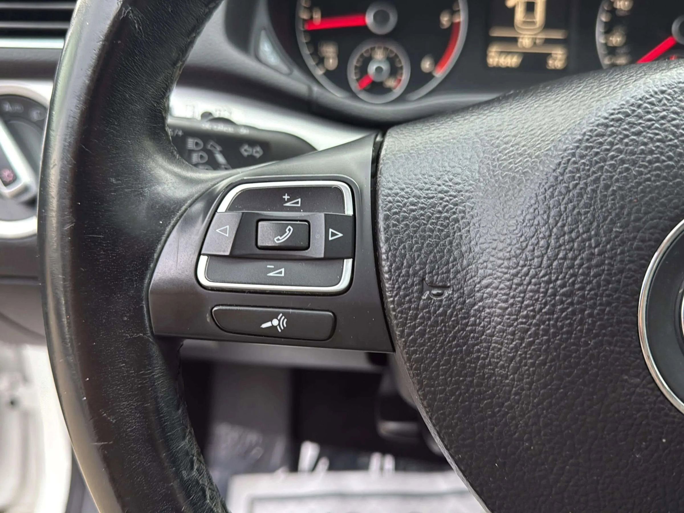 Used 2013 Volkswagen Passat TDI SE image 32