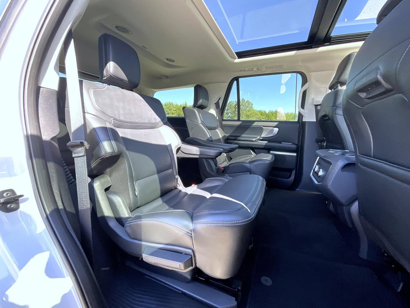 Used 2025 Ford Expedition Platinum AWD/4WD image 22
