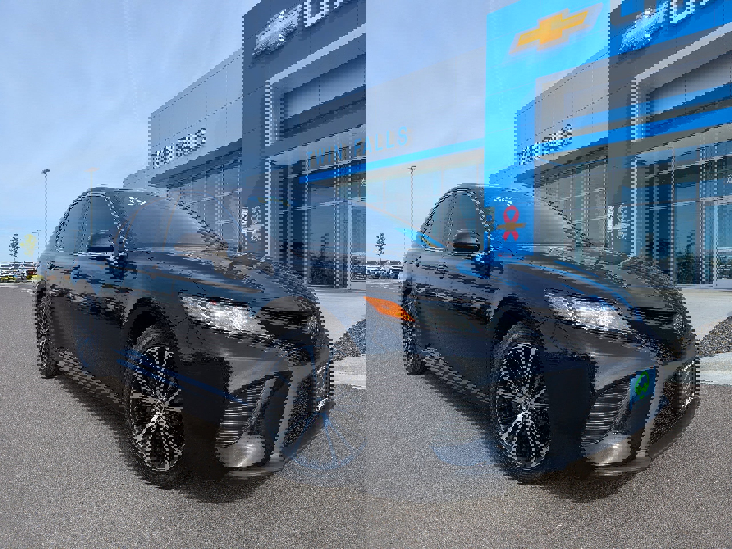 Used 2020 Toyota Camry SE w/ Cold Weather Package image 1