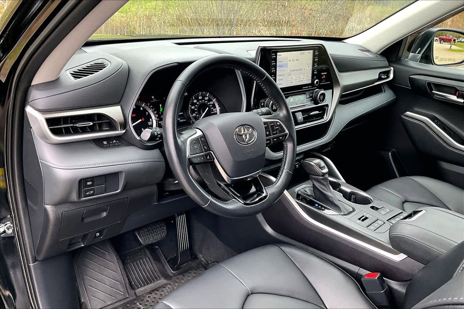 Used 2021 Toyota Highlander XLE AWD/4WD image 18