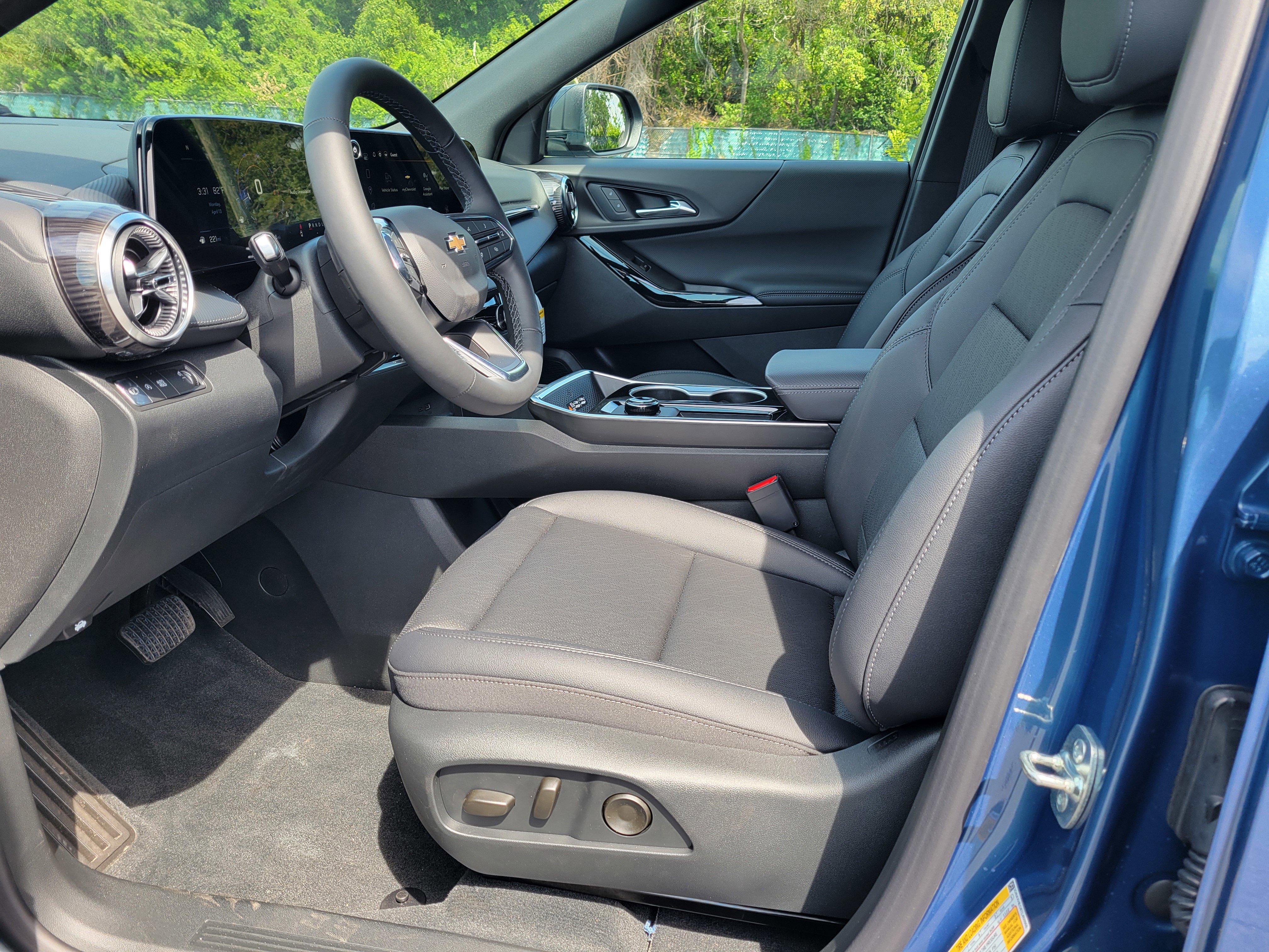 Used 2026 Chevrolet Equinox LT w/ Convenience Package II FWD image 32