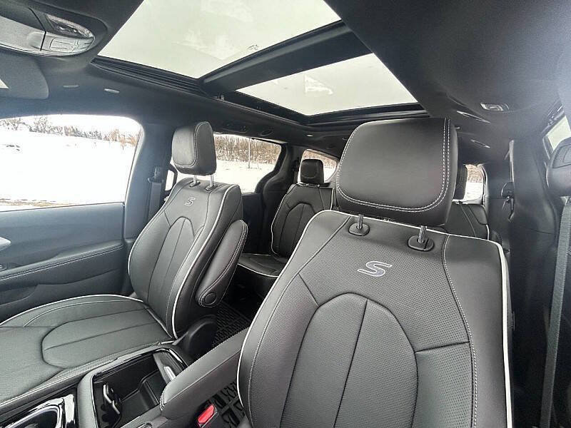 New 2026 Chrysler Pacifica Limited w/ S Appearance Package FWD image 9