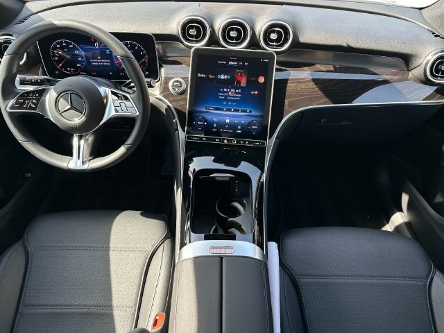Used 2025 Mercedes-Benz GLC 300 4MATIC image 12