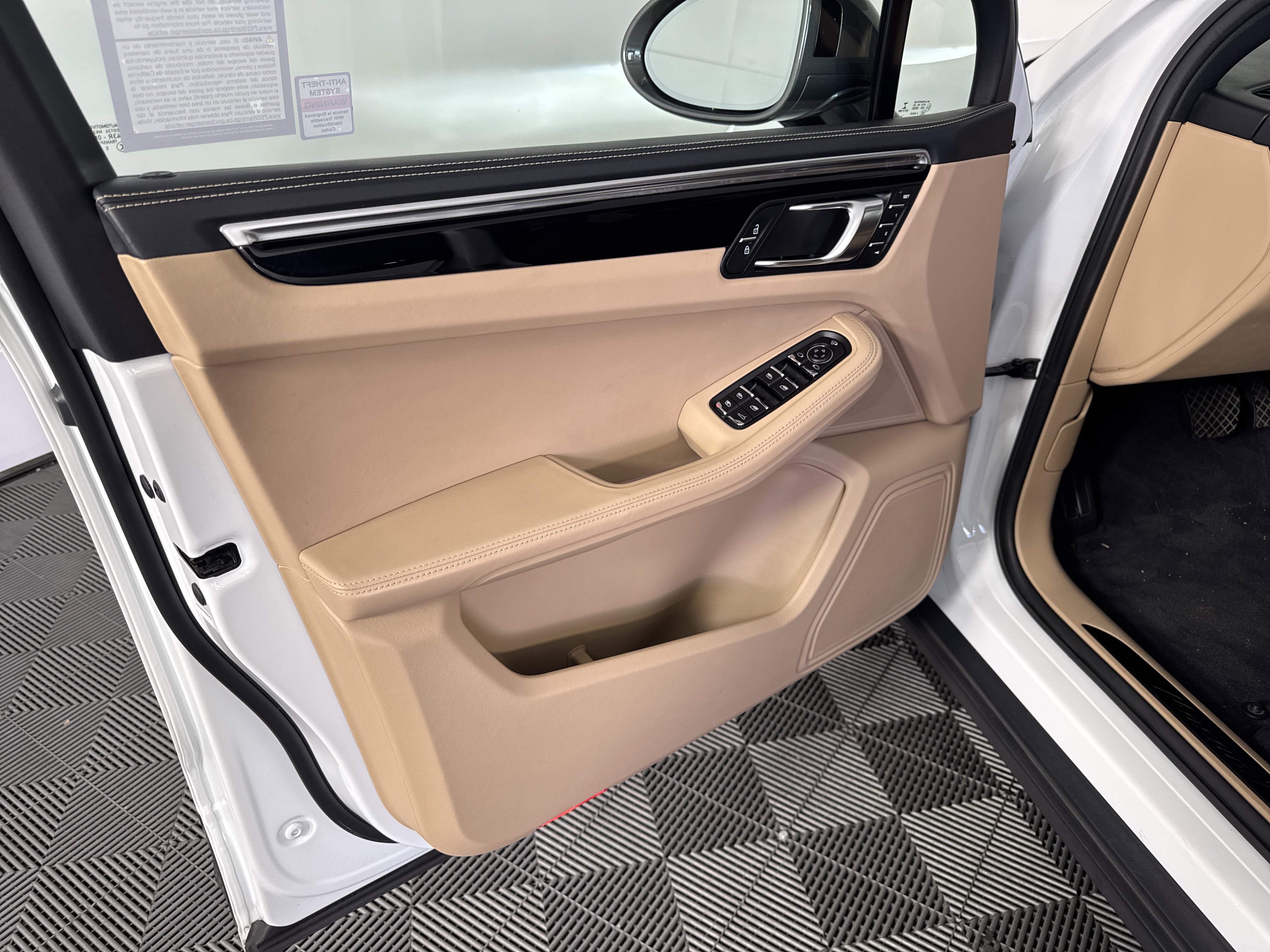 Used 2023 Porsche Macan Turbo image 15