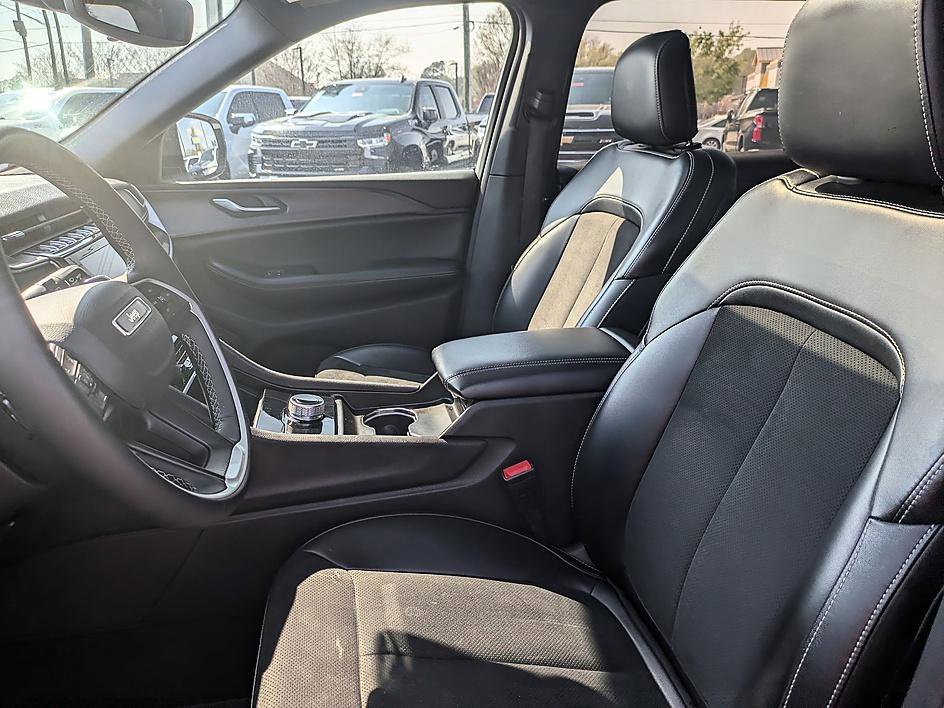 Used 2024 Jeep Grand Cherokee L Altitude image 11