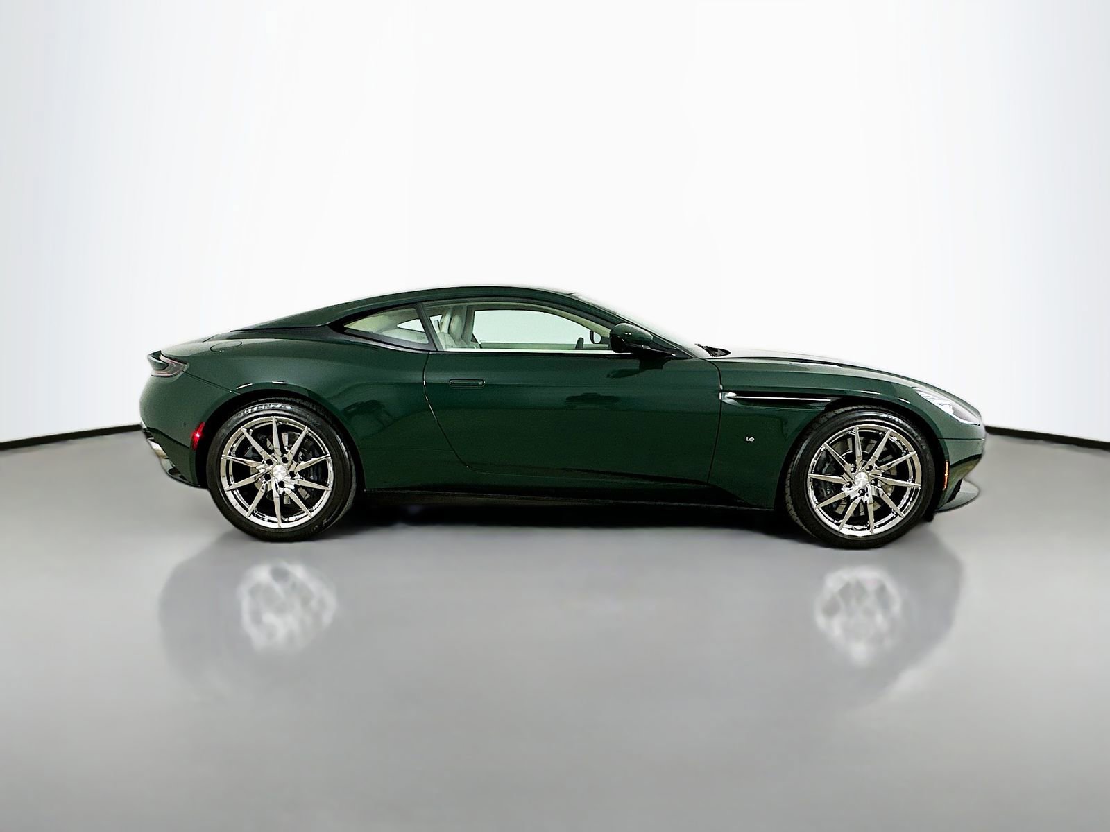 Used 2017 Aston Martin DB11 V12 RWD image 4
