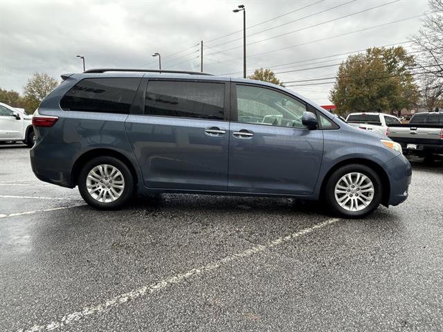 Used 2017 Toyota Sienna XLE image 5