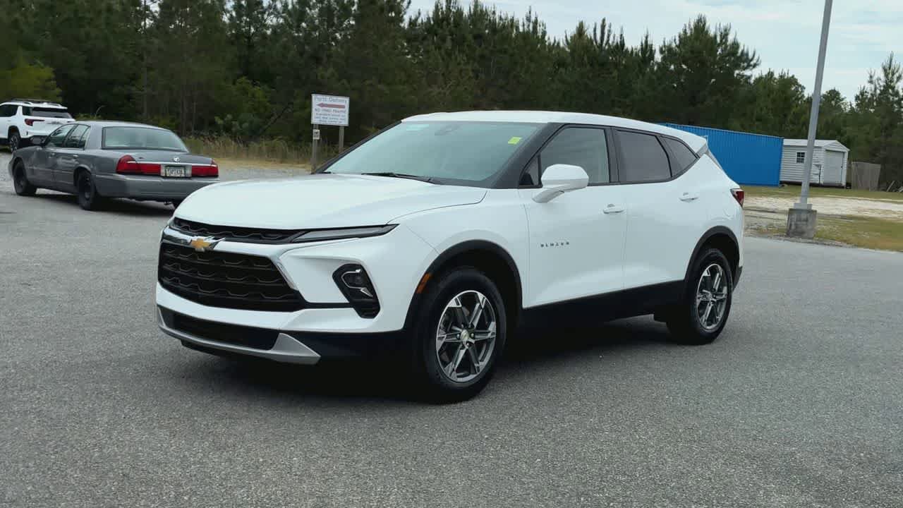 Used 2025 Chevrolet Blazer LT FWD image 4